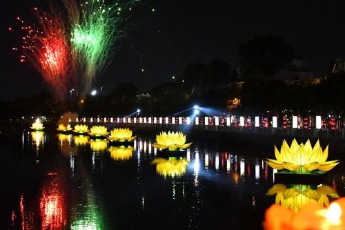 TP.HCM: Thắp sáng 7 đóa sen trên kênh Nhiêu Lộc mừng Phật đản