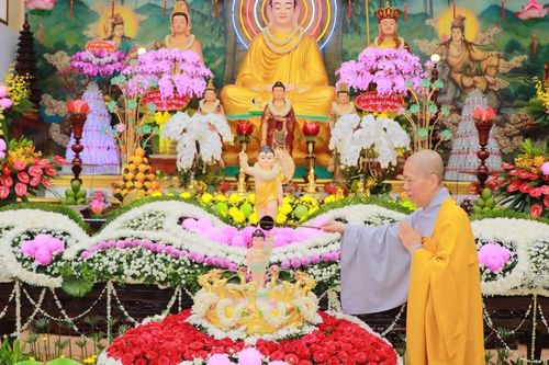 Ni viện Vạn Hạnh (TP.Thủ Đức), chùa Bồ Đề Lan Nhã (Q.6) cử hành lễ Tắm Phật