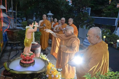 Pháp viện Minh Đăng Quang (TP.Thủ Đức) cử hành lễ Tắm Phật