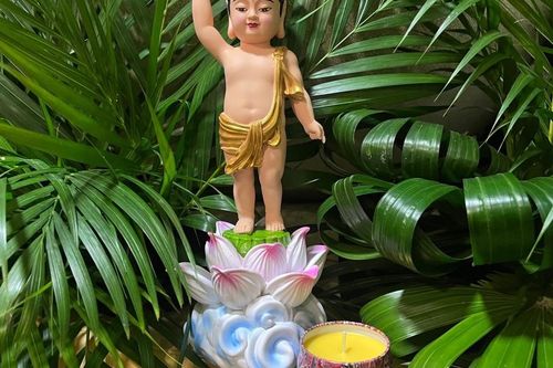 Tặng 50 tượng Đức Phật đản sinh và nến bơ đến bạn đọc tại TP.HCM