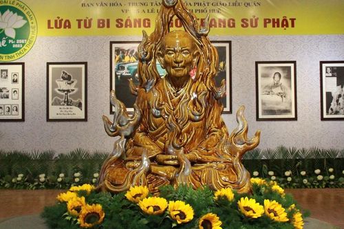 Thừa Thiên Huế: Lễ khai kinh Pháp hoa và khai mạc triển lãm 'Lửa từ bi sáng ngời trang sử Phật'
