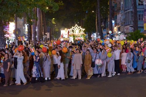Cảm xúc đêm rước Phật đản sinh từ tổ đình Ấn Quang về Việt Nam Quốc Tự
