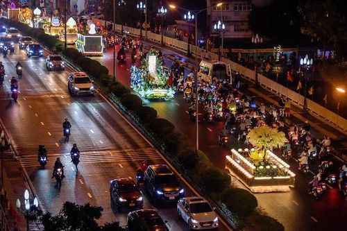 Sắc màu xe hoa diễu hành kính mừng Đại lễ Phật đản, tưởng niệm Bồ-tát Thích Quảng Đức