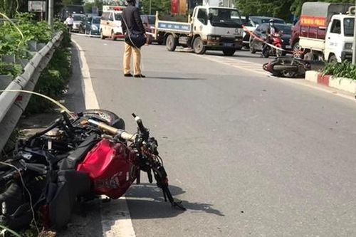 Tự lao vào xe tải đậu ven đường, 3 học sinh thương vong
