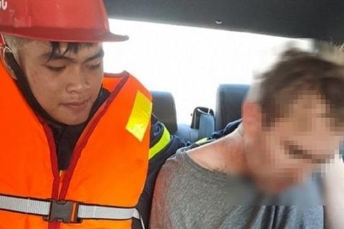 Kịp thời cứu 1 giáo viên nước ngoài nghi nhảy cầu tự tử