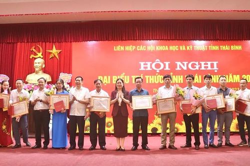 Thái Bình: Khen thưởng 18 tấm gương xuất sắc tiêu biểu trong phong trào 'Học không bao giờ cùng'