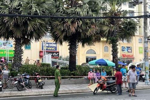 Người đàn ông đang chạy xe bất ngờ dừng lại rồi gục chết