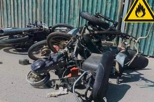 Cháy xe máy trên thùng ô tô khiến nhiều người tá hỏa