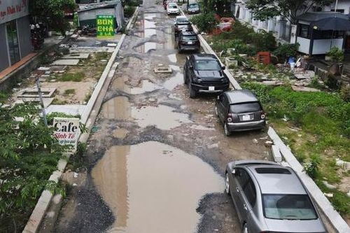 Lãnh đạo TP Hà Nội có biết 2 'con đường đau khổ' trước trụ sở bộ ngành vì chính quyền thờ ơ, nhà thầu vô trách nhiệm?