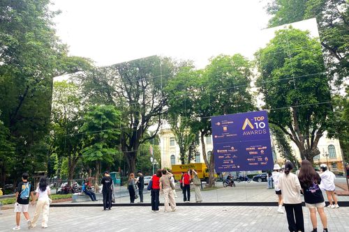 Khối gương kính 3D ở vườn hoa Diên Hồng thu hút giới trẻ check in ngày cuối tuần