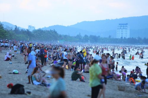 Cửa Lò chật kín du khách tắm biển chiều cuối tuần