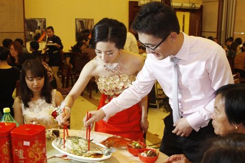 Trò chuyện lại với bạn cũ từ tiểu học chỉ để mời cưới