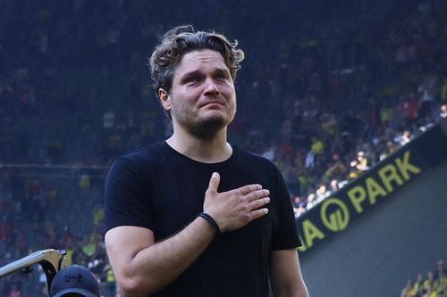 HLV Dortmund bật khóc khi mất ngôi vương vào tay Bayern