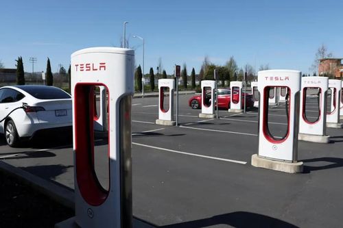 Tesla xây trạm sạc xe điện cho đối thủ dùng chung