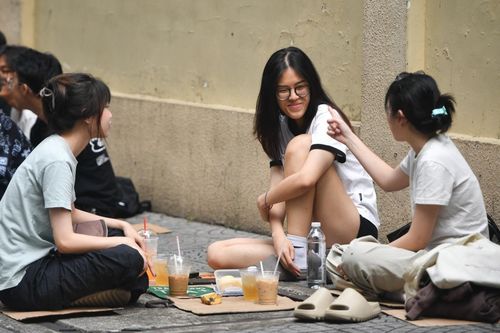 Thương hiệu lớn vắng khách nhưng cà phê bệt xếp hàng mua ở TP.HCM