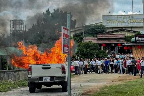 Sau tiếng nổ lớn, xe bán tải bốc cháy, tài xế tử vong