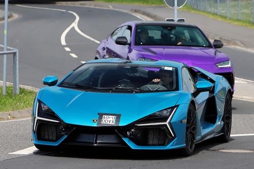 Lamborghini Revuelto màu độc lăn bánh trên đường phố