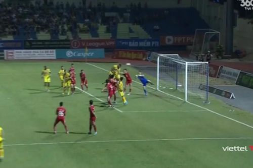 Quốc Phương tạt bóng như máy, rực sáng trong ngày Thanh Hóa vững vàng ngôi đầu V-League
