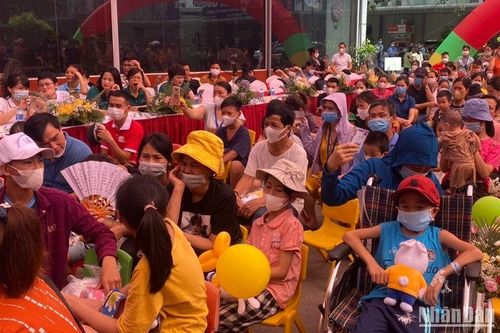 Mang Tết thiếu nhi đến bệnh viện