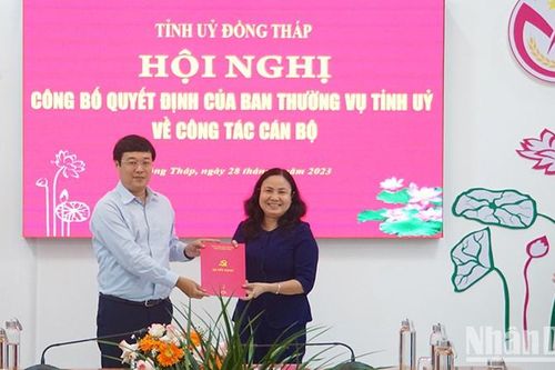 Bí thư Tỉnh ủy Đồng Tháp trao quyết định công tác cán bộ