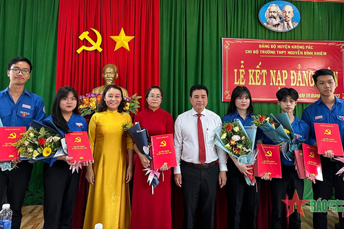 Học sinh tích cực phấn đấu vào Đảng