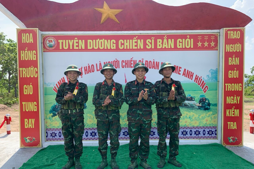 Sau ba tiếng nổ...