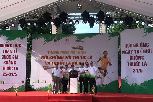 Thanh niên sinh viên chạy Marathon nói không với khói thuốc
