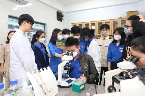 'Cưỡi ngựa xem hoa' với hoạt động trải nghiệm hướng nghiệp?