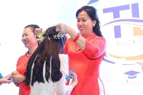 Xúc cảm hình ảnh trò tri ân thầy cô