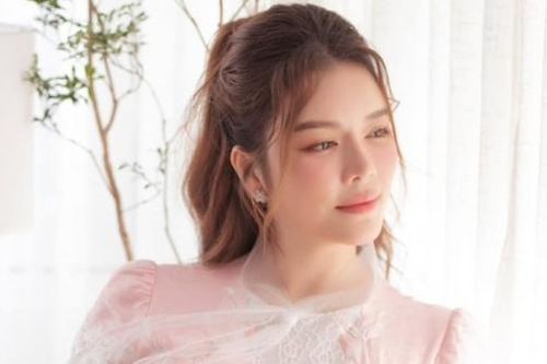 Diễn viên Lý Nhã Kỳ dịu dàng, trẻ trung tuổi 41