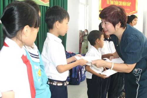 Báo Giáo dục và Thời đại trao tặng 100 suất học bổng cho học sinh nghèo Ninh Thuận