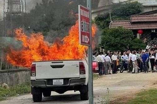 Tài xế tử vong khi xe bán tải bốc cháy