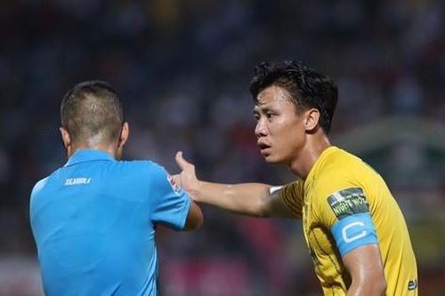 Khi V-League lại nóng vì sai lầm trọng tài