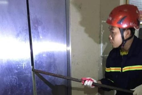 Dùng xà beng cạy thang máy cứu hai người bị mắc kẹt ở Nghệ An