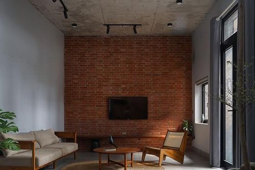 Nhà ống ven đô phong cách mộc mạc của vợ chồng trẻ