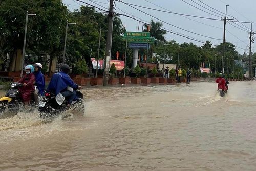 Mưa lớn ở Đồng Nai, đường ngập sâu khiến hàng loạt xe chết máy