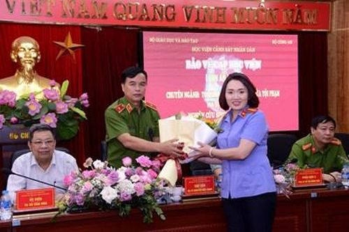 Nữ Kiểm sát viên bảo vệ thành công luận án tiến sĩ về hoạt động kiểm sát thi hành án phạt tù