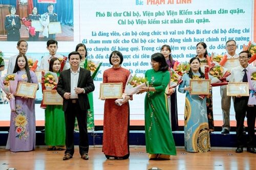 Khen thưởng 25 cá nhân có thành tích xuất sắc trong học tập và làm theo lời Bác dạy