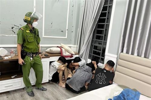 An Giang: Đột kích căn hộ, phát hiện 14 đối tượng đang 'bay lắc'