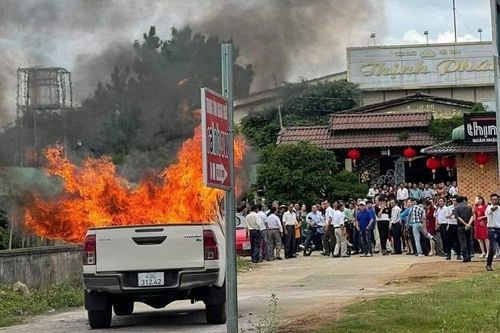 Lâm Đồng: Điều tra vụ cháy xe bán tải sau va chạm với người đi bộ