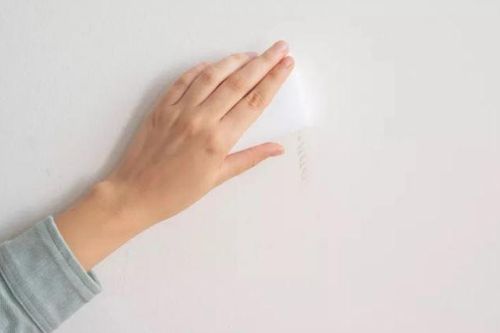 Tường nhà màu trắng dính bẩn, bôi thứ này lên tường trắng sạch không mất tiền sơn mới