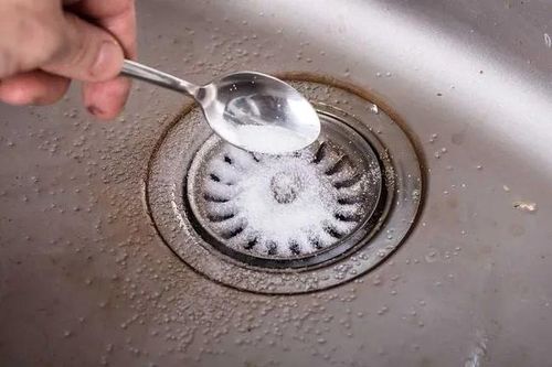 Bỏ 1 nắm muối xuống miệng cống: Việc nhỏ mang lại hiệu quả bất ngờ, giải quyết vấn đề nhà nào cũng gặp