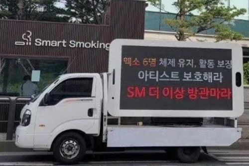 Fan dựng xe tải biểu tình trước tòa nhà công ty quản lý, yêu cầu 2 thành viên EXO rời nhóm