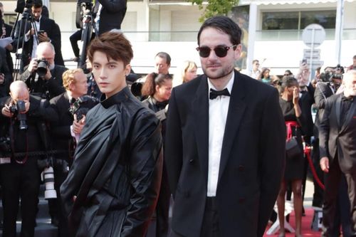 Stylist Việt xuất hiện với áo dài trên thảm đỏ bế mạc Cannes 2023