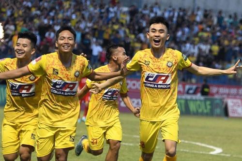 Ngược dòng hạ Viettel, CLB Thanh Hóa bỏ xa Hà Nội FC trong cuộc đua vô địch
