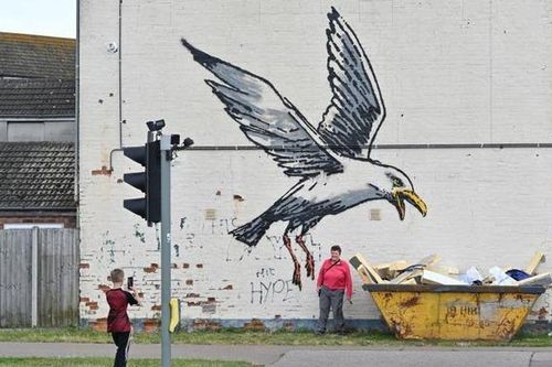Được họa sĩ bí ẩn tặng bức graffiti, cặp vợ chồng chưa kịp vui đã mất 5,6 tỷ đồng