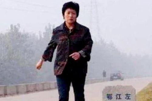 Người mẹ già đi bộ 10km mỗi ngày trong 7 tháng để cứu sống con trai giờ ra sao?