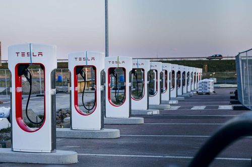 Ford bắt tay Tesla dùng chung sạc EV: Phần nổi của tảng băng chìm và những điều chưa biết