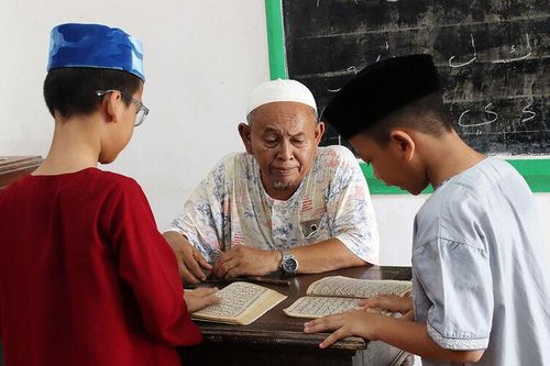 Đến lớp học của thầy Ismael