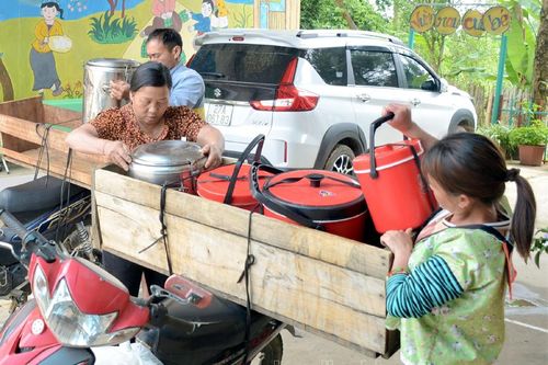 Phụ huynh Tỏa Tình chăm lo bữa ăn cho học sinh